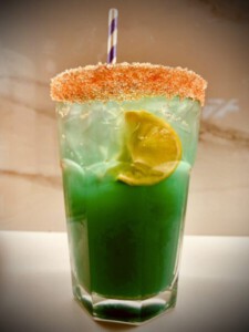 Nehmen Sie Ihren Lieblingscocktail als Sundowner mit an den Strand