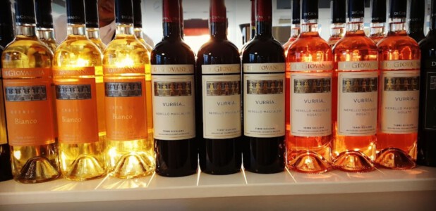 Nehmen Sie Ihren Lieblingswein für einen gemütlichen Abend mit nach Hause Wähen Sie aus unserem Weinsortiment für einen gemütlichen Abend am Kamin.